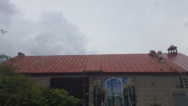 Malowanie dachu na stodole
