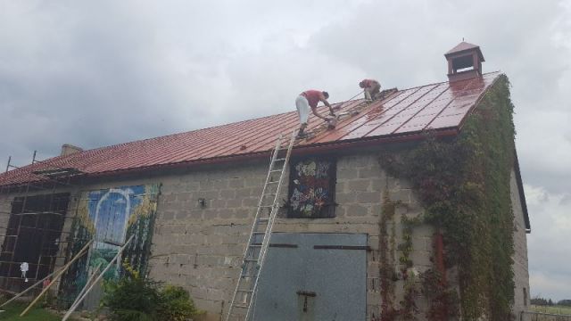 Malowanie dachu na stodole

